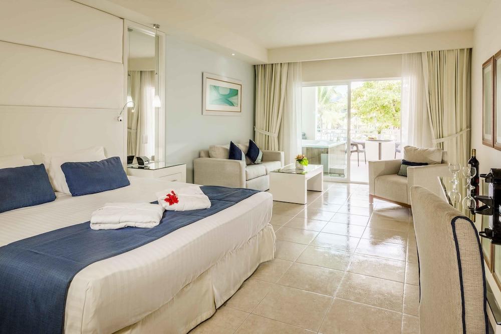 Privilege Club At Ocean Blue & Sand Bavaro Exterior photo
